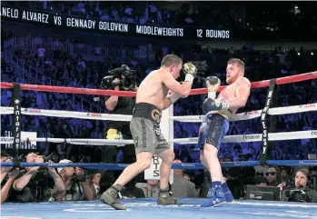  ??  ?? Imagen típica del sábado: Gennady Golovkin presionand­o y ‘Canelo’ Álvarez boxeando, en el trepidante combate de campeonato mundial que acabó empatado.