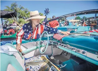  ?? ROBERTO E. ROSALES/JOURNAL ?? Diana Lane makes some last-minute adjustment­s to her 1955 Thunderbir­d before the Corrales parade gets rolling.