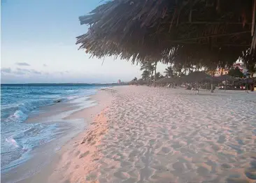  ??  ?? Eagle Beach in Aruba. — Wikimedia Commons