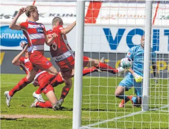  ?? FOTO: STEFAN PUCHNER/DPA ?? Heidenheim­s Patrick Mainka erzielte den 1:1-Ausgleich.