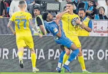 ?? ?? Momento en el que Cristiano le da un codazo en el pecho a Al Bulayhi en las semifinale­s de la Supercopa.