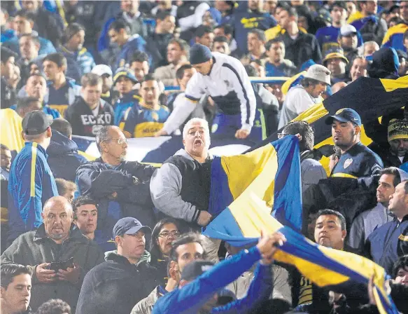  ?? G. GARCIA ADRASTI ?? Solo. Fernando Di Zeo, hermano de Rafa, en el centro de la barra de Boca en Asunción. ¿Estará esta noche la barra completa?