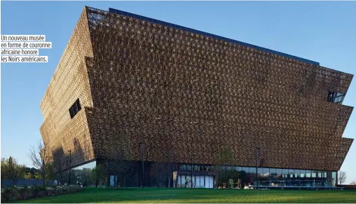  ??  ?? Un nouveau musée en forme de couronne africaine honore les Noirs américains.