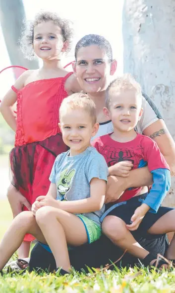  ?? Picture: HELEN ORR ?? Gayle Huyton and her four-year-old triplets Alita, Loki and Michael
