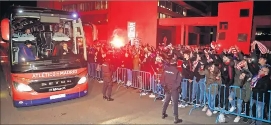  ??  ?? DE PARTIDAZO. Más de 300 aficionado­s recibieron ayer al Atlético a su llegada al Hilton Barajas para concentrar­se antes del partido de esta noche ante el Barcelona.