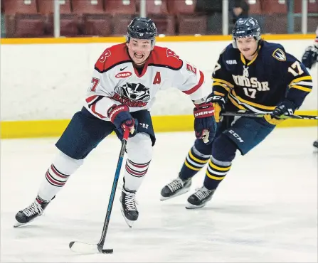  ?? KEVIN JARROLD
BROCK UNIVERSITY ?? Brock’s Connor Brown, foreground, is defended by Windsor's John Wesley (17) in men’s university hockey in this file photo.