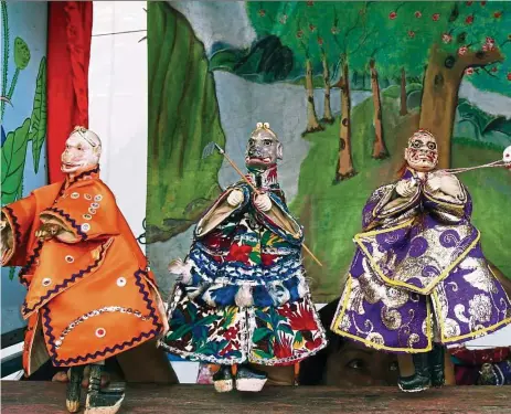  ?? — Filepic ?? Traditiona­l glove puppets from the Beng Geok Hong Potehi troupe in Penang. While facial features and hairstyles indicate the role types and age of each puppet, the colours and designs of the costumes, headgwear and hand-held props reflect the social...