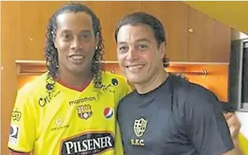  ??  ?? Un poco de marketing. Ronaldinho fue invitado en 2016 a una fiesta del club.