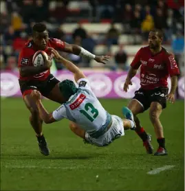  ?? (Photos Luc Boutria) ?? Il ya longtemps qu’on n’avait pas vu un Josh Tuisova à ce niveau. Ce n’est pas le centre néo-zélandais de Pau, Benson Stanley, ici renversé à l’impact par le Fidjien, qui nous contredira.