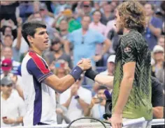  ??  ?? Alcaraz saluda a Tsitsipas tras ganarle el viernes en el US Open.