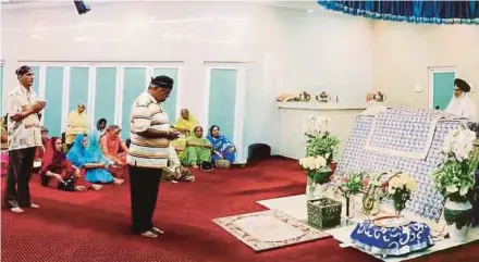  ?? DAVID
PIC BY ADRIAN ?? People praying at Gurdwara Sahib Ampang in Jalan Hulu Kelang, Selangor, recently.