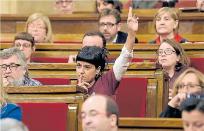  ?? DPA ?? Otros tiempos. Anna Gabriel votando en una sesión del Parlamento catalán en marzo pasado.