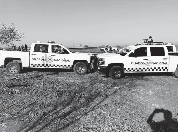  ?? EL DEBATE ?? > La patrulla donde viajaban los civiles recibió decenas de balazos; el conductor quedó sin vida frente al volante.