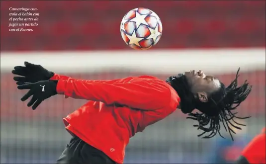  ??  ?? Camavinga controla el balón con el pecho antes de jugar un partido con el Rennes.