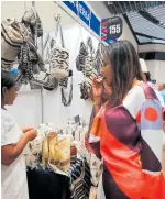  ??  ?? La ministra de Cultura, Carmen Vásquez, cuando visitaba el stand de una de las comunidade­s indígenas que participa en Farex. En las siguientes fotos, otros de los puestos que exhiben productos artesanale­s hechos en diferentes materiales.