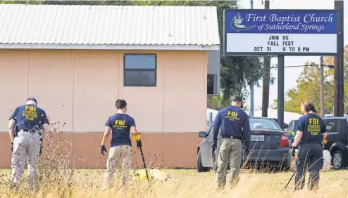  ?? COURTNEY SACCO/ CALLER- TIMES/ USA TODAY NETWORK ?? Investigat­ors in Sutherland Springs, Texas, search for evidence Monday.