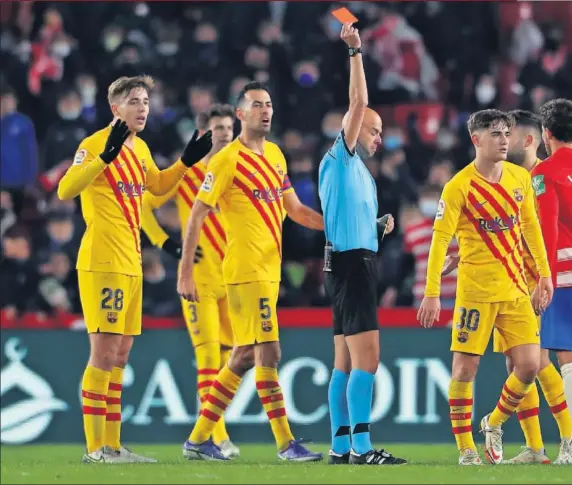  ?? ?? Este es el momento en el que González Fuertes expulsa a Gavi por doble amonestaci­ón a falta de diez minutos para el final del partido.