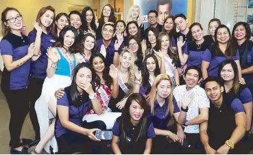  ??  ?? A quick style Fix: The NZ beauty contestant­s at the Bench Fix Salon in Glorietta