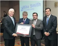  ??  ?? Javier Riba, gerente de Supermerca­dos Riba Smith, fue uno de los líderes empresaria­les galardonad­os.