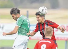  ?? FOTO: THOMAS SIEDLER ?? Die Sportfreun­de aus Dorfmerkin­gen (rotes Trikot) haben gegen Bad Boll einen wichtigen Schritt Richtung Meistersch­aft gemacht.