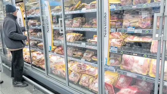  ??  ?? Precios. Los supermerca­dos preparan remarcacio­nes al ritmo de la devaluació­n provocada por la incertidum­bre tras el resultado de las PASO.