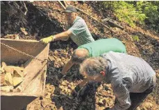  ?? FOTO: PRIVAT ?? Ein Knochenjob: Von Hand werden die Steine der Trockenmau­er abgetragen.