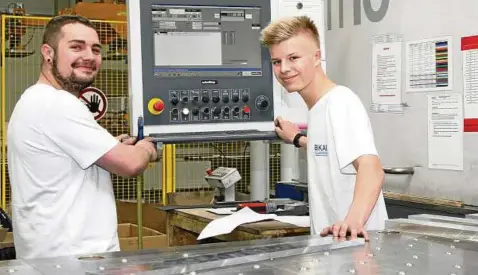  ??  ?? Loris Völgyesi (rechts),  Jahre, ist Auszubilde­nder im ersten Lehrjahr bei der Bikar Aluminium GmbH im Gewerbegeb­iet Korbußen. Hier arbeitet er gerade an der Schelling-Präzisions­säge fm  mit seinem Ausbilder Marcus Kretschmer. Foto: Evelin Barth,...