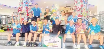  ?? ?? Chai (front, fourth left) and Warriors deputy captain Kuan Jee Hen (front, third left) jointly hold the challenge trophy as they celebrate the victory with the team members.