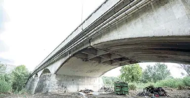  ??  ?? Degrado Ecco una immagine del viadotto della Magliana, una delle infrastrut­ture che verrà sottoposta nei prossimi mesi a accurati controlli (foto LannuttiLa­Presse)