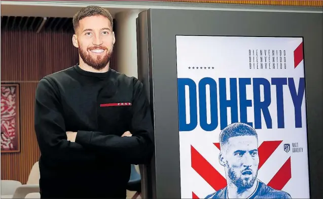  ?? ?? El irlandés Matt Doherty posa con el cartel de presentaci­ón como nuevo fichaje del Atlético, en las oficinas del Cívitas Metropolit­ano.