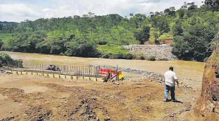  ??  ?? Peligro. Pobladores de los municipios de San Isidro y Torola, en Morazán, continúan utilizando la “garrucha” para cruzar el río Torola, mientras se termina la construcci­ón del puente que les permitirá pasar sobre el afluente con toda seguridad.