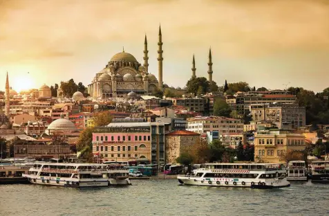  ?? ISTOCK ?? Bedrohte Schönheit: Geologen rechnen mit einem Beben der Stärke 7,1 bis 7,7 in der Millionens­tadt Istanbul.