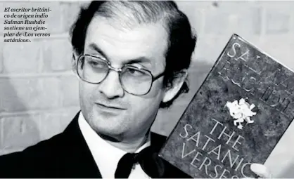  ??  ?? El escritor británico de origen indio Salman Rushdie sostiene un ejemplar de ‹Los versos satánicos›.