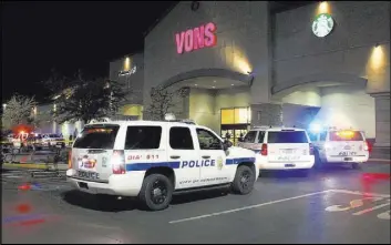  ?? Max Michor Las Vegas Review-Journal ?? Henderson police respond Aug. 12 after a shooting outside the Vons store in the 2600 block of Windmill Parkway, near Pecos Road.