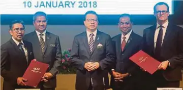  ?? PIC BY MOHD FADLI HAMZAH ?? Transport Minister Datuk Seri Liow Tiong Lai (centre) witnessing the exchange of the agreement between Department of Civil Aviation director-general Datuk Seri Azharuddin Abdul Rahman (left) and Ocean Infinity Limited chief executive officer Oliver...