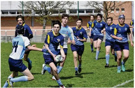  ??  ?? Les cadets 1re et 2e années à l’entraîneme­nt.