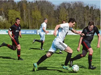  ?? Foto: Izsó ?? Der VfB Oberndorf (mit Tobias Miller, vorne in Weiß) behielt gegen Tabellenna­chbar Wortelstet­ten die Oberhand.