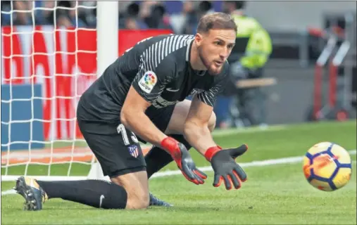  ??  ?? SEGURIDAD. Oblak se ha mostrado como un seguro de vida para el Atlético.