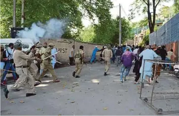  ??  ?? POLIS India melepaskan tembakan gas pemedih mata ke arah penunjuk perasaan di Srinagar, Kashmir, semalam. - AFP