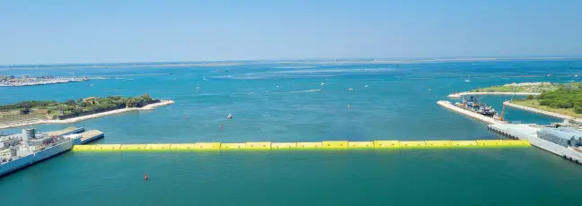  ??  ?? Laguna isolata dal mare
Per la prima volta venerdì mattina la laguna di Venezia è stata isolata dal mare con il sollevamen­to di tutte e 78 le paratoie del Mose. L’operazione è finita alle 12.25 e si è creato un dislivello di 30 centimetri