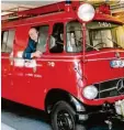  ??  ?? Hubert Speiser in einem der Sulzberger Feuerwehr-Oldtimer.