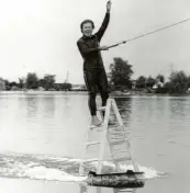  ?? Foto: Archiv WSV Friedberg ?? Auf einer Leiter drehte Rüdiger Weiß gekonnt seine Runden auf dem See.