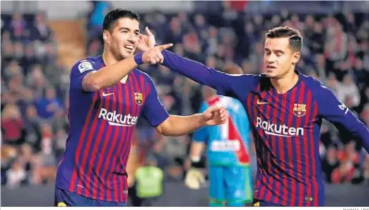  ?? JP GANDUL / EFE ?? El azulgrana Luis Suárez celebra junto a Coutinho el primero de sus goles al Rayo Vallecano.