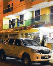  ??  ?? Tres agentes custodian la habitación donde encontraro­n al exrector de la Universida­d Autónoma.