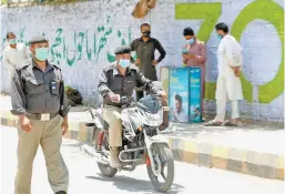 ??  ?? Oficiales de seguridad patrullan en el décimo aniversari­o de la muerte de Bin Laden, en Abbottabad, Paquistán.