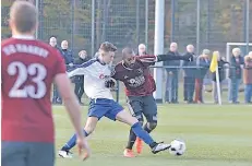  ?? NGZ-FOTOS (2): BERNS ?? Wer kann sich absetzen? Sowohl der SV Bedburdyck/Gierath mit Tim Hintzen (l.) als auch die SG Kaarst mit Kojo Atta-Yeboah müssen sich steigern.