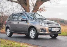  ?? FOTO: DPA ?? Für 7460 Euro ist der Lada Kalina zu haben, der in mehreren Varianten gegen Autos wie den VW Polo antritt.