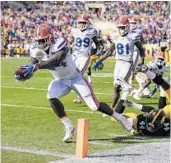  ?? ANDRES LEIVA/TNS ?? Florida running back Mark Thompson dives into the end zone past Iowa Hawkeyes linebacker Ben Niemann.