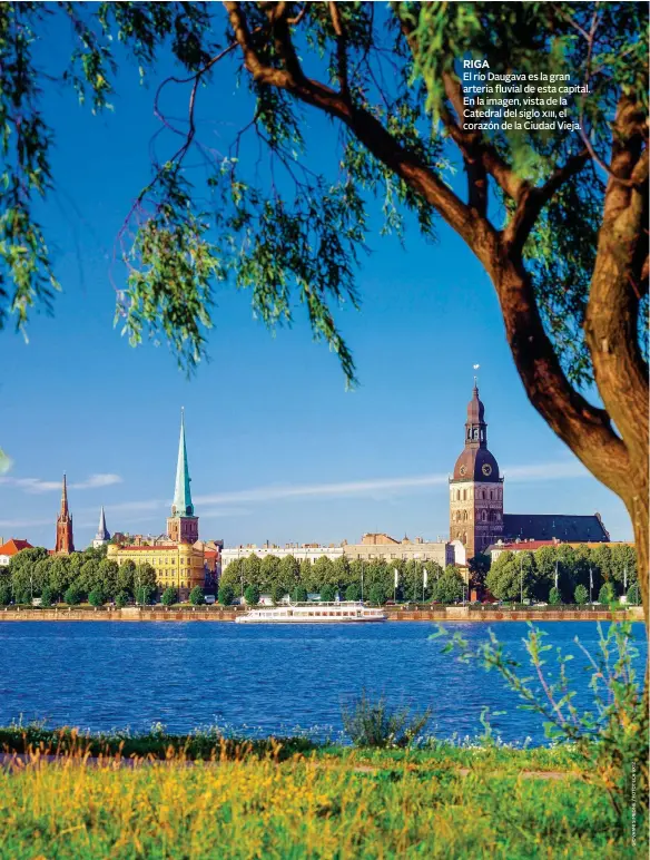  ??  ?? RIGA
El río Daugava es la gran arteria fluvial de esta capital. En la imagen, vista de la Catedral del siglo xiii, el corazón de la Ciudad Vieja.