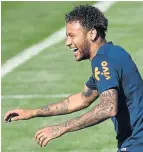  ?? AFP ?? Brasiliens Superstar Neymar zeigte sich vor dem Auftaktspi­el des Rekordwelt­meisters bester Laune.